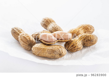 白背景に皮剥き落花生 白背景に皮剥き落花生 96283900