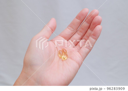 手のひらの上のサプリメント錠剤 96283909