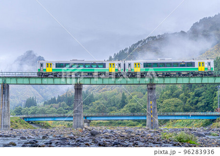 朝靄と鉄橋を渡る始発列車 96283936