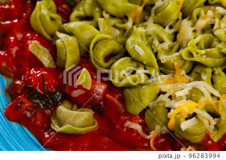 Appetizing tortellini with cheese and tomatoe sauce 96283994