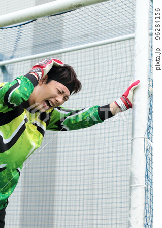 失点に悲しむゴールキーパーの男性 96284156