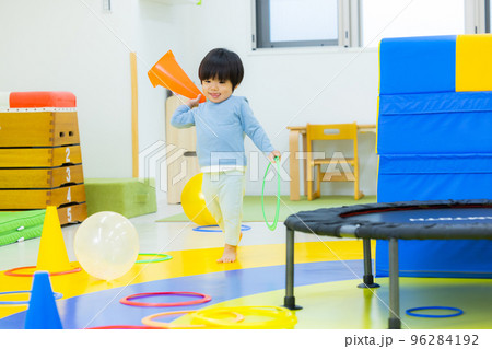 運動　習い事　幼児 96284192