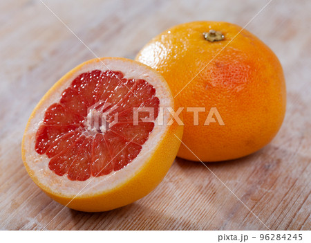 Sliced pink pomelo Sliced pink pomelo 96284245