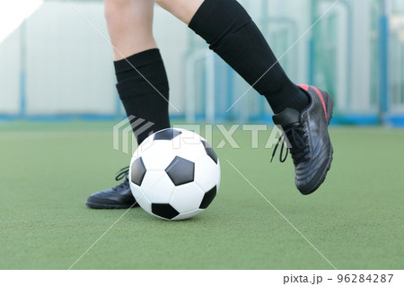 サッカーボールを蹴るゴールキーパーの男性 96284287