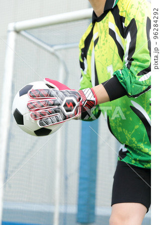 サッカーボールをキャッチするゴールキーパーの男性 96284292