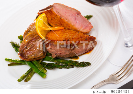 Fried duck breast with asparagus and grilled onions Fried duck breast with asparagus and grilled onions 96284432