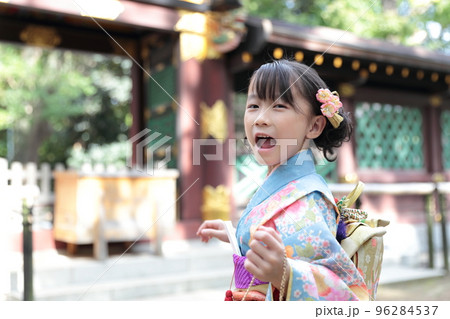 七五三で神社に参拝する7歳の女の子 七五三で神社に参拝する7歳の女の子 96284537
