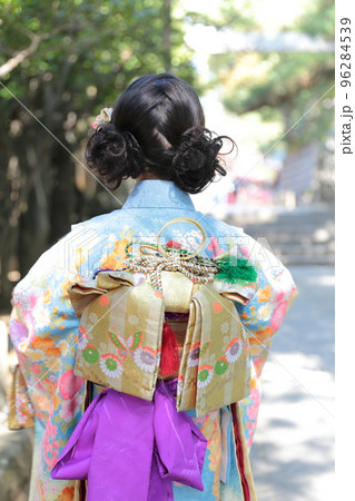 七五三で神社に参拝する7歳の女の子 七五三で神社に参拝する7歳の女の子 96284539