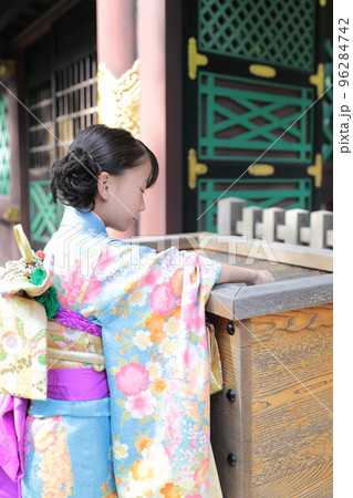 七五三で神社に参拝する7歳の女の子 七五三で神社に参拝する7歳の女の子 96284742