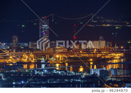 明石海峡大橋と大阪府咲洲庁舎の夜景（あべのハルカス展望台にて） 96284870