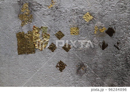 東南アジア寺院礼拝堂の壁面・金箔貼付祈願の痕跡が参拝者のさまざまな思いをしのばせる 96284896