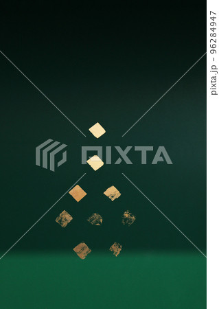 東南アジア寺院礼拝堂の壁面・金箔貼付祈願の痕跡が参拝者のさまざまな思いをしのばせる 96284947