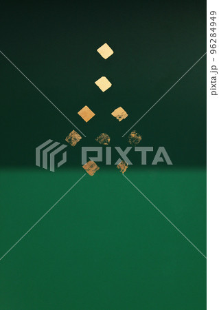 東南アジア寺院礼拝堂の壁面・金箔貼付祈願の痕跡が参拝者のさまざまな思いをしのばせる 96284949