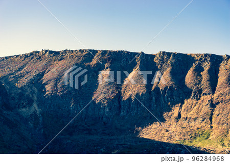 志賀草津高原ルート 湯釜南東 白根明神付近の谷の山襞 10月下旬　c-3 暖色寒色強調 96284968