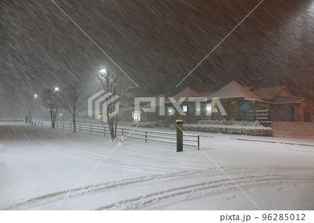 由布院の雪景色（大分県由布市湯布院） 96285012