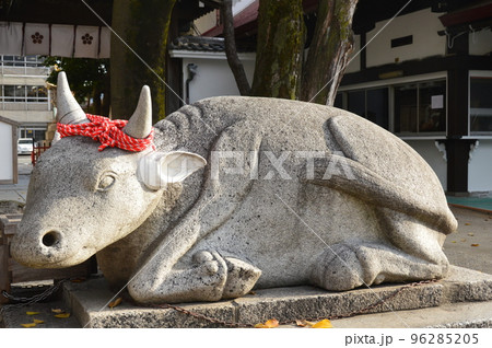 御影石でできた「神牛」（菅原神社／大阪府堺市堺区戎之町東2-1-38） 96285205