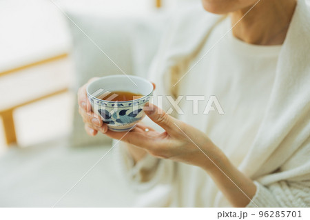 ライフスタイル　シルバーヘアの女性 96285701