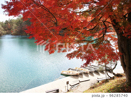 毘沙門沼とボートと赤い紅葉 毘沙門沼とボートと赤い紅葉 96285740