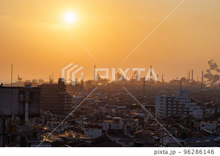夕日に染まる都市風景「加古川・播磨工業地帯」 96286146
