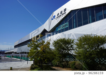 霊峰白山の雪山をイメージした外観デザインが美しい北陸新幹線停車駅のJR小松駅前の風景|石川県小松市 霊峰白山の雪山をイメージした外観デザインが美しい北陸新幹線停車駅のJR小松駅前の風景|石川県小松市 96286159