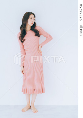ワンピースを着た女性 ワンピースを着た女性 96286258