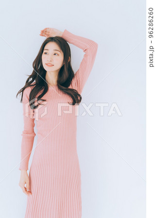 ワンピースを着た女性 96286260
