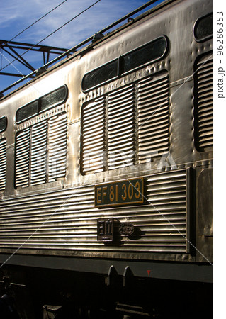 夕日に照らされる機関車（JR貨物　EF81形電気機関車） 96286353