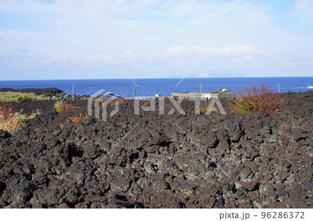 海沿いの溶岩流と旧阿古小学校校舎(東京都三宅島) 海沿いの溶岩流と旧阿古小学校校舎(東京都三宅島) 96286372
