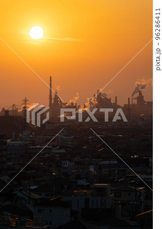 夕日に染まる都市風景「加古川・播磨工業地帯」 96286411