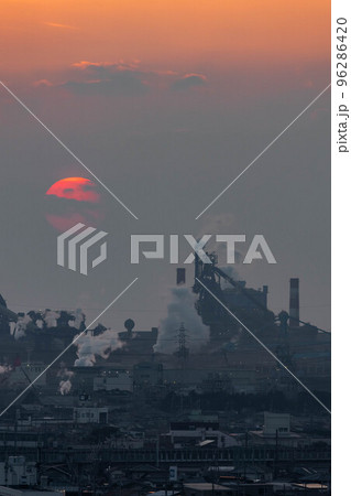 夕日に染まる都市風景「加古川・播磨工業地帯」 96286420