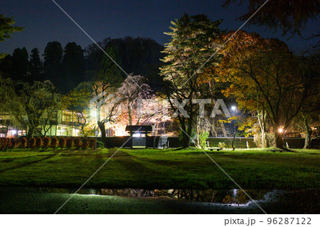 ライトアップされた夜の角館武家屋敷通り　 96287122