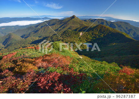 紅葉の始まった那須連山 三本槍岳北西側尾根から旭岳(赤崩山)、鏡ヶ沼方面を見る 紅葉の始まった那須連山 三本槍岳北西側尾根から旭岳(赤崩山)、鏡ヶ沼方面を見る 96287387
