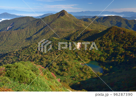 紅葉の始まった那須連山 三本槍岳北西側尾根から旭岳(赤崩山)、鏡ヶ沼方面を見る 紅葉の始まった那須連山 三本槍岳北西側尾根から旭岳(赤崩山)、鏡ヶ沼方面を見る 96287390