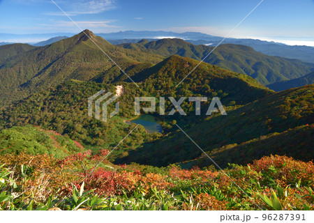 紅葉の始まった那須連山 三本槍岳北西側尾根から旭岳(赤崩山)、鏡ヶ沼方面を見る 紅葉の始まった那須連山 三本槍岳北西側尾根から旭岳(赤崩山)、鏡ヶ沼方面を見る 96287391