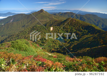 紅葉の始まった那須連山 三本槍岳北西側尾根から旭岳(赤崩山)、鏡ヶ沼方面を見る 紅葉の始まった那須連山 三本槍岳北西側尾根から旭岳(赤崩山)、鏡ヶ沼方面を見る 96287392