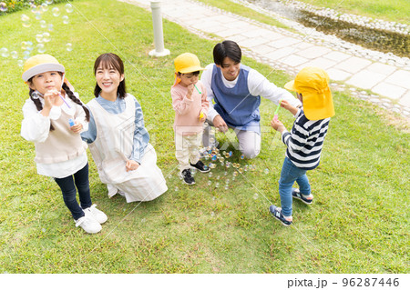 公園で遊ぶ保育士と園児 96287446