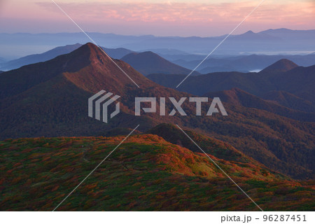 紅葉の始まった那須連山 三本槍岳から夜明けの旭岳(赤崩山)方面を見る 紅葉の始まった那須連山 三本槍岳から夜明けの旭岳(赤崩山)方面を見る 96287451