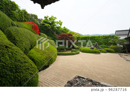 【瀬戸内三十三観音霊場】第十三番 頼久寺 晩春の庭園2 岡山県高梁市 【瀬戸内三十三観音霊場】第十三番 頼久寺 晩春の庭園2 岡山県高梁市 96287716