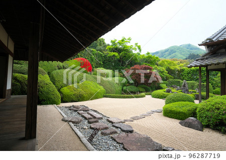 【瀬戸内三十三観音霊場】第十三番 頼久寺 晩春の庭園5 岡山県高梁市 【瀬戸内三十三観音霊場】第十三番 頼久寺 晩春の庭園5 岡山県高梁市 96287719