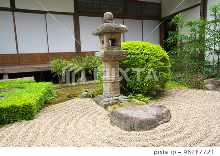 【瀬戸内三十三観音霊場】第十三番 頼久寺 晩春の庭園7 岡山県高梁市 【瀬戸内三十三観音霊場】第十三番 頼久寺 晩春の庭園7 岡山県高梁市 96287721