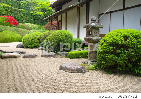 【瀬戸内三十三観音霊場】第十三番 頼久寺 晩春の庭園8 岡山県高梁市 【瀬戸内三十三観音霊場】第十三番 頼久寺 晩春の庭園8 岡山県高梁市 96287722