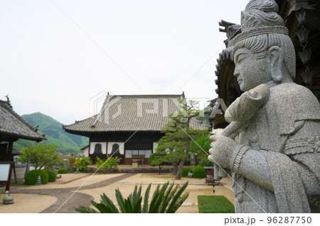 【瀬戸内三十三観音霊場】第十三番　頼久寺　晩春の境内と観音像3　岡山県高梁市 96287750