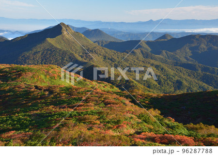紅葉の始まった那須連山 三本槍岳から早朝の旭岳(赤崩山)方面を見る 紅葉の始まった那須連山 三本槍岳から早朝の旭岳(赤崩山)方面を見る 96287788