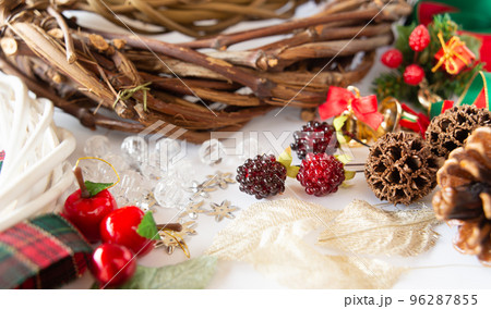 クリスマスリースの製作 クリスマスリースを手作り オンライン販売 趣味 クリスマスの準備 クリスマスリースの製作 クリスマスリースを手作り オンライン販売 趣味 クリスマスの準備 96287855
