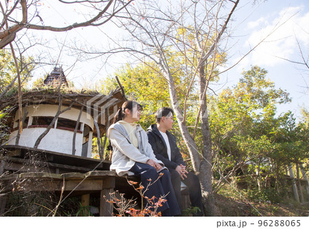 四季の丘公園の小さな小屋の前で 96288065
