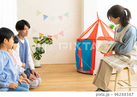 読み聞かせをする保育士 96288387