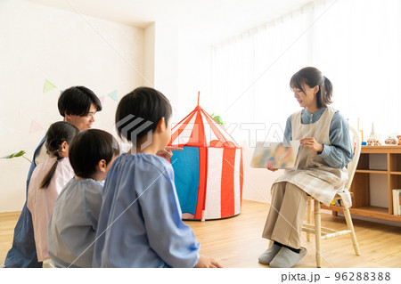 読み聞かせをする保育士 96288388