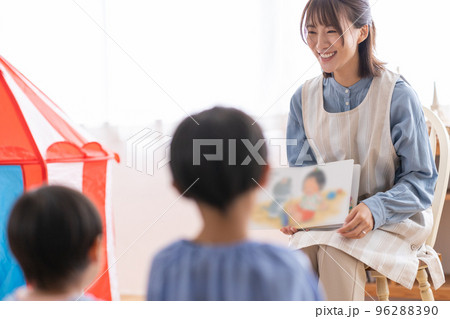 読み聞かせをする保育士 読み聞かせをする保育士 96288390