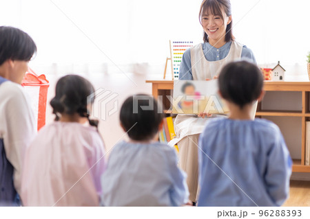 読み聞かせをする保育士 読み聞かせをする保育士 96288393