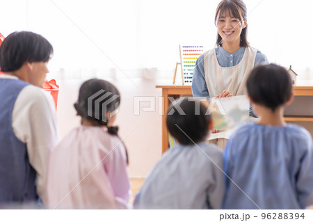 読み聞かせをする保育士 読み聞かせをする保育士 96288394